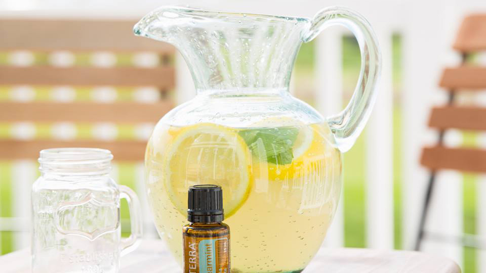 https://www.doterra.com/medias/16x9-1280x720-spearmint-lemonade-us-english-web.jpg?context=bWFzdGVyfGltYWdlc3wxNDMzODZ8aW1hZ2UvanBlZ3xpbWFnZXMvaGM0L2g2MC8xMjAxNjU2NDk2MTMxMC5qcGd8Mjk5Y2IxNTI3MDgzZDQ1YzUwMzdmMmIxMGNmZjViOTllMWRiZjU3NTYyZjhiYjNiMTI2YTQyYzRiNzYxMzhjMQ